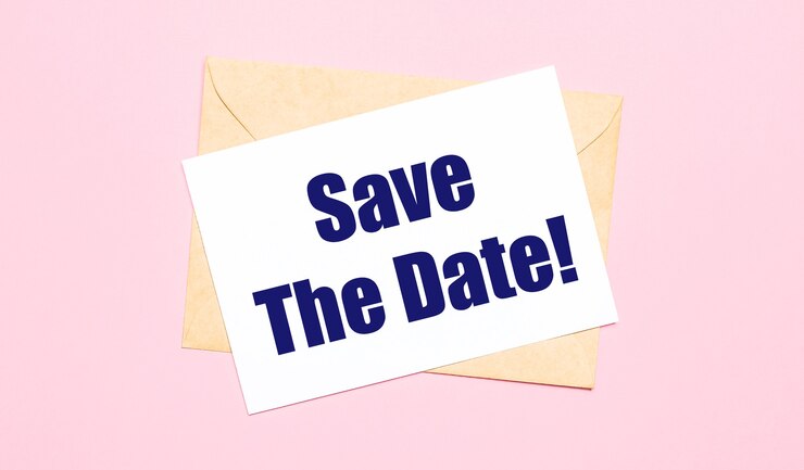 Photo sur un fond rose clair - une enveloppe artisanale. il a une feuille de papier blanche qui dit save the date