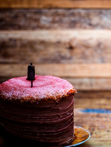 Fond rose avec un gâteau comme pièce maîtresse