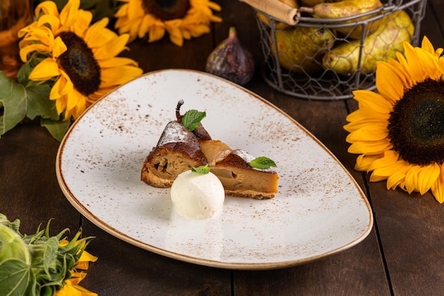 Fond rouge et fleur de tournesol avec fruits et légumes avec fleurs et citrouille