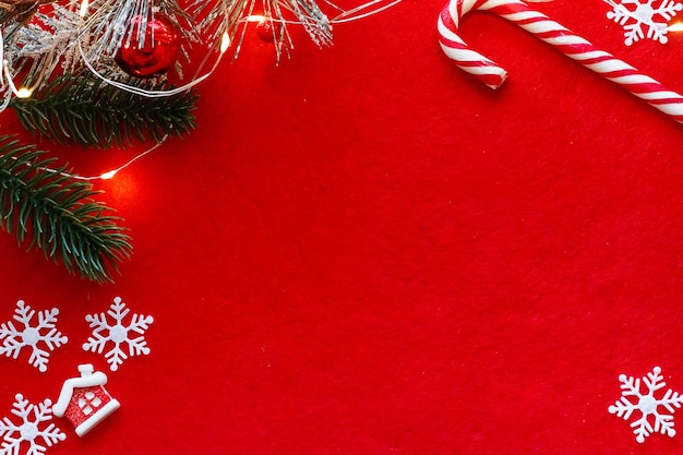 Fond rouge de Noël ou du nouvel an avec un ornement de flocons de neige Santa canne