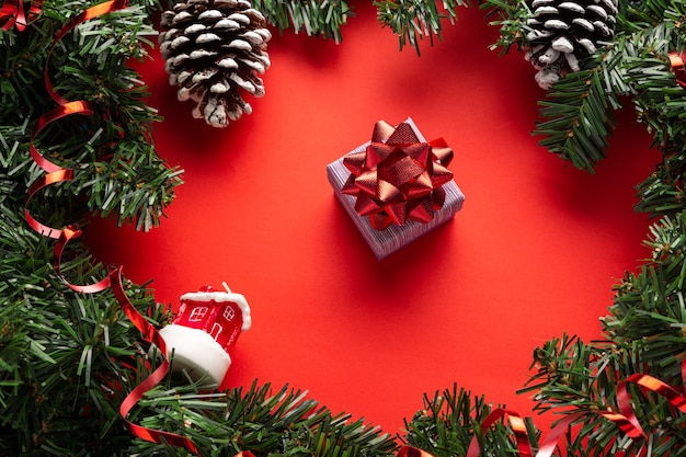 Fond rouge de Noël avec le jour de boxe de boîte de décoration et de cadeau