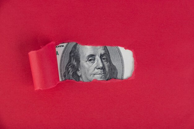 Un fond rouge, sous lequel un portrait d'un billet de cinquante dollars apparaît. concept de prêt approuvé