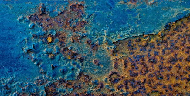 Fond de rouille en métal, acier de dégradation, texture en métal avec rayures et fissures, mur rouillé