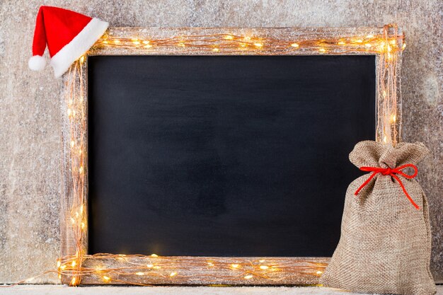 Photo fond rustique de noël - bois de planches vintage avec lumières et décoration de noël.