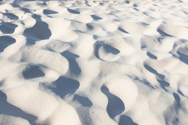 Photo fond de sable sur la plage le soir et le soleil. texture sable