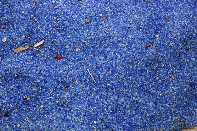 Fond de sable de verre bleu et de feuilles sèches