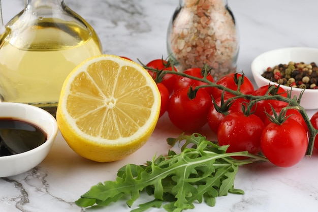 Fond de saine alimentation Légumes et légumes verts sur la table