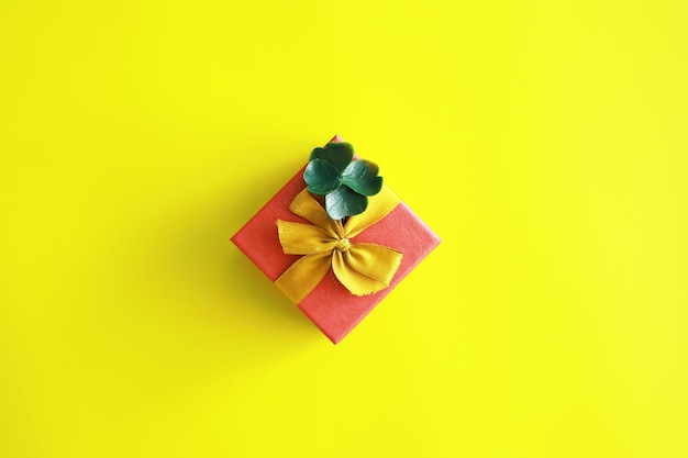 Fond de la Saint-Patrick. Célébration irlandaise chrétienne religieuse. Symbole de trèfle à quatre feuilles de bonne chance avec boîte-cadeau.