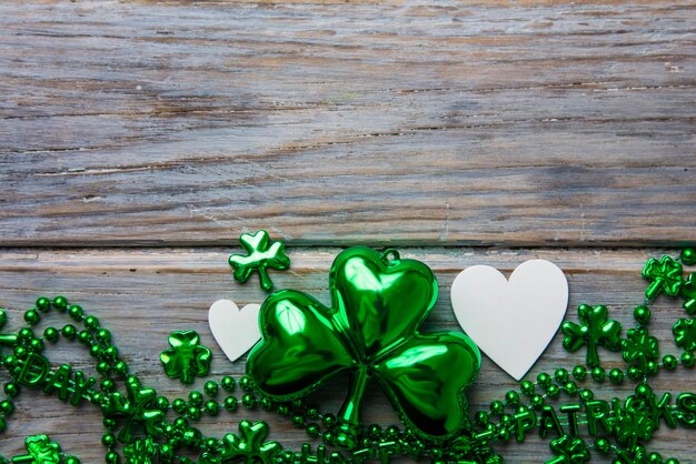 Fond de la Saint-Patrick avec feuille de trèfle et coeur