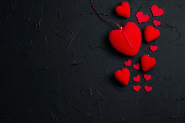 Fond de Saint Valentin Bannière noire avec des coeurs rouges Place pour le texte