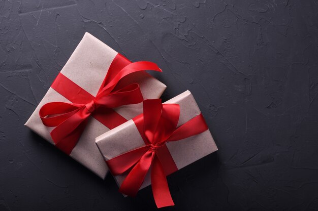 Fond de Saint Valentin carte de voeux symboles d'amour, décoration rouge avec des coffrets cadeaux sur fond de pierre. Vue de dessus avec espace de copie et texte.