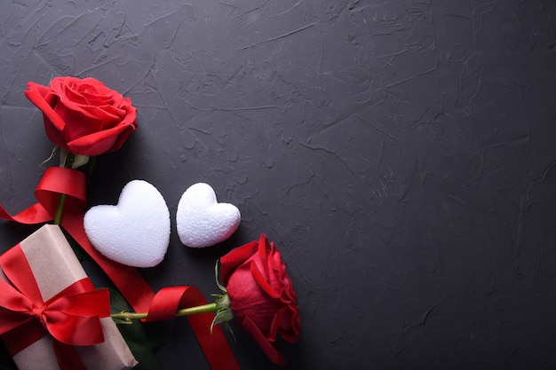 Fond de Saint Valentin carte de voeux symboles d'amour, décoration rouge avec des lunettes coeur roses cadeaux sur fond de pierre. Vue de dessus avec espace de copie et texte.