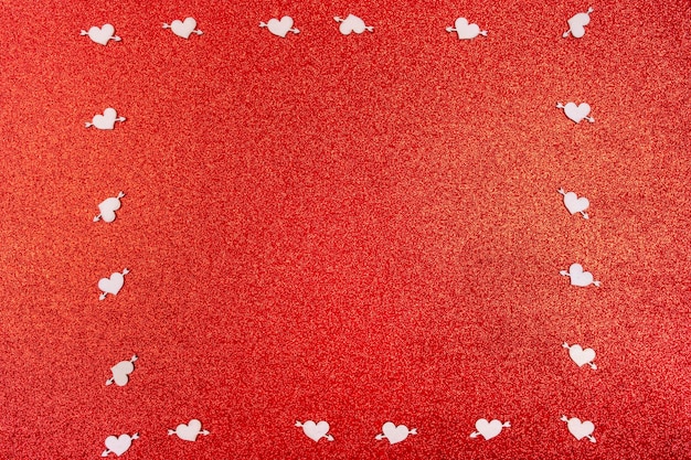 Fond de Saint Valentin coeurs Cupidon créer cadre sur fond de paillettes rouge