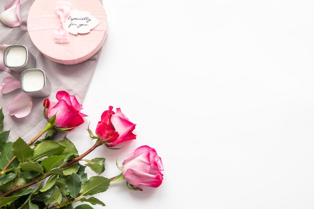 Fond de Saint Valentin avec coeurs et fleurs présents