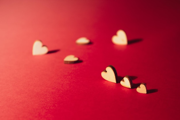 Fond de Saint Valentin Coeurs sur le fond rouge Idée de concept d'amour