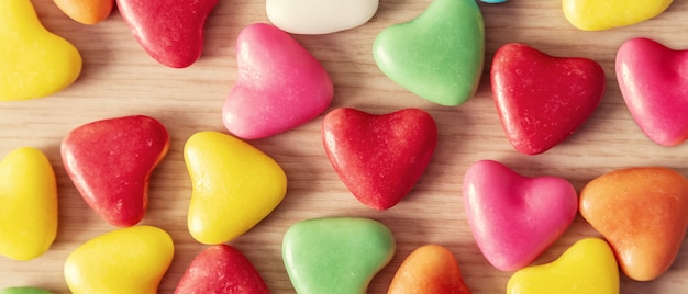 Fond Saint Valentin avec des coeurs en forme sur une table en bois