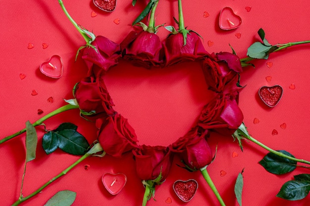 Photo fond de la saint-valentin avec des cœurs rouges et des roses vue sur le dessus
