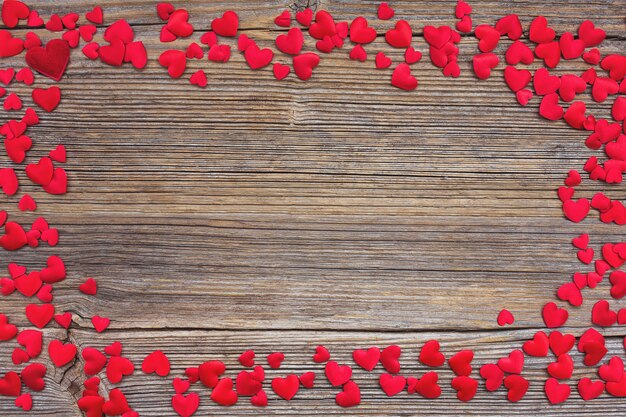 Fond de Saint Valentin avec des coeurs rouges. Tonique, flou