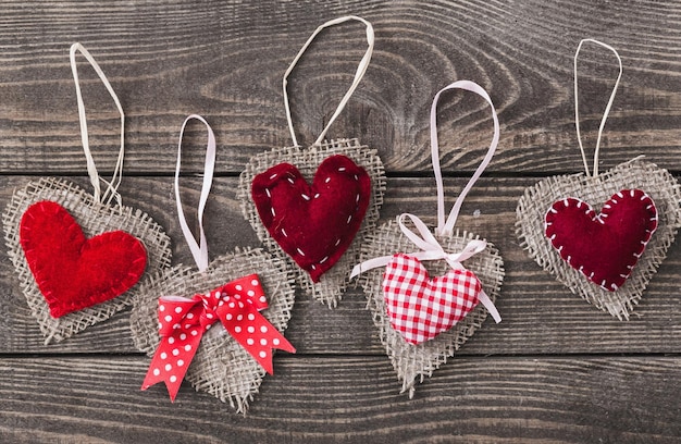 Fond Saint Valentin avec des coeurs rouges.