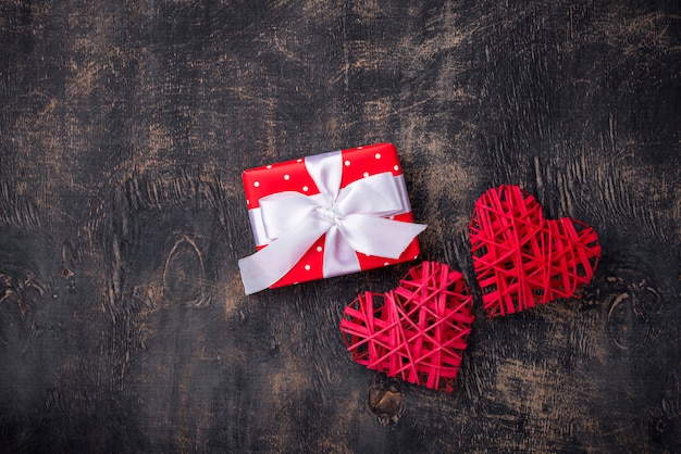 Fond de Saint Valentin avec coeurs rouges