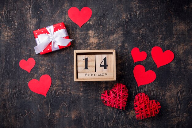 Fond de Saint Valentin avec coeurs rouges