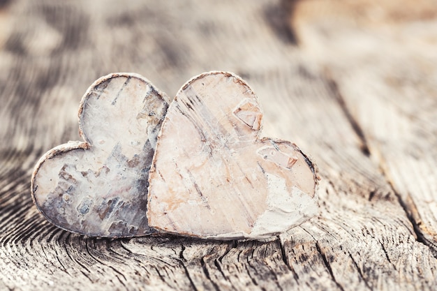 Photo fond de saint valentin. deux coeurs sur fond en bois