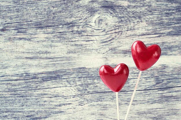 Fond de Saint Valentin. Deux coeurs rouges sur fond en bois. Espace de copie, tonique