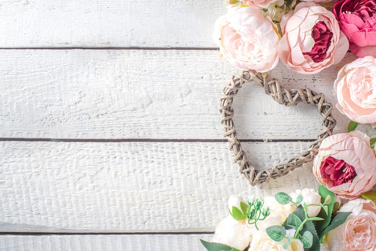 Photo fond de saint valentin avec des fleurs de pivoine blanche rouge rose tendre et coeur