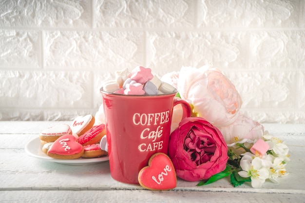 Fond de Saint Valentin avec fleurs de pivoine et chocolat chaud