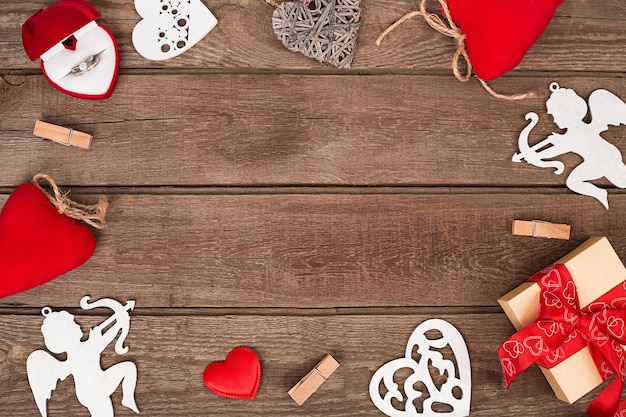 Fond de saint valentin avec des formes de coeur sur une table en bois