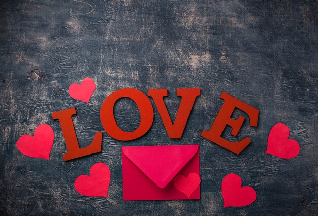 Fond de Saint Valentin avec lettres AMOUR et enveloppe