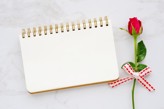 Fond de la Saint-Valentin, papier rose rouge et blanc pour ordinateur portable sur fond de marbre blanc