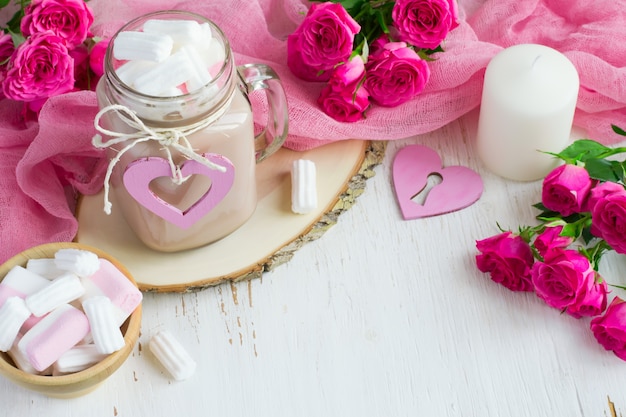 Fond de Saint Valentin avec roses, coeurs, cacao et guimauve