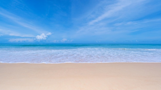 Fond de salutation de la saison de la mer d'été Plage de sable tropicale avec océan bleu et image de fond de ciel bleu pour le fond de la nature ou le fond de l'été à Phuket en Thaïlande