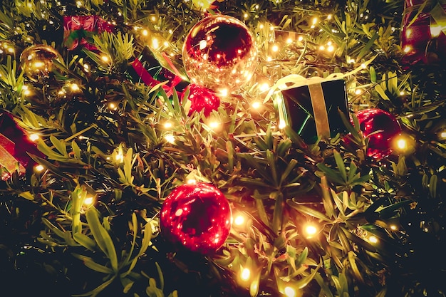 Fond de sapin de Noël avec des ornements en festival