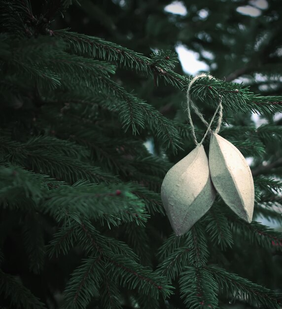 Fond de sapin de Noël vintage avec des jouets en papier faits à la main