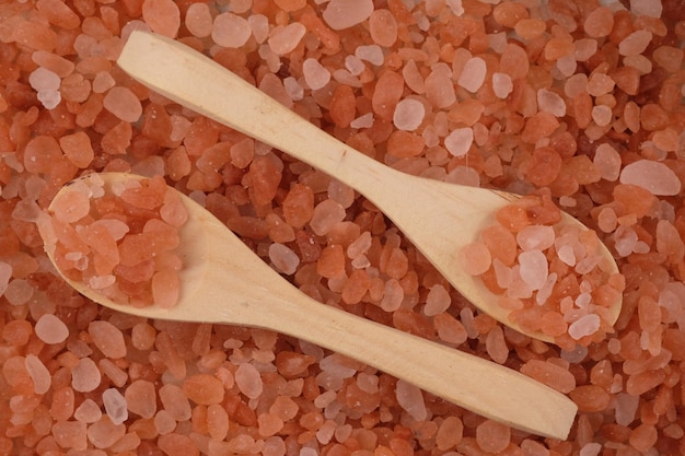 Fond de sel de cristal rose de l'Himalaya. Contient des minéraux fer, soufre, magnésium, calcium. cuillère.