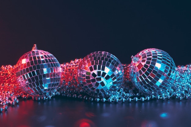 Fond de soirée disco brillant avec des boules à facettes reflétant la lumière