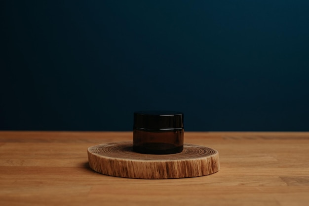 Fond sombre et bureau en bois naturel avec espace de copie