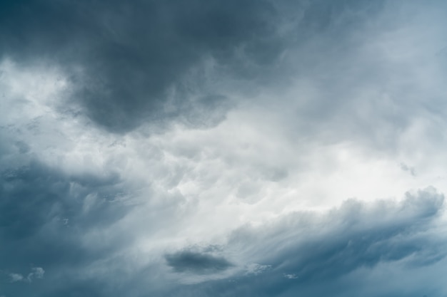 Fond sombre ciel et nuages dramatiques