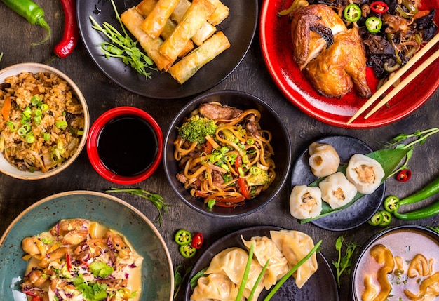 Fond Sombre De La Cuisine Chinoise. Nouilles Chinoises, Riz, Boulettes, Canard Laqué, Dim Sum, Rouleaux De Printemps