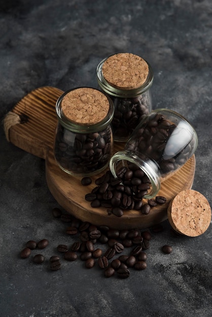 Fond sombre de grains de café sur bois
