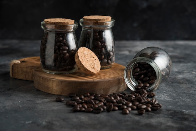 Fond sombre de grains de café sur bois