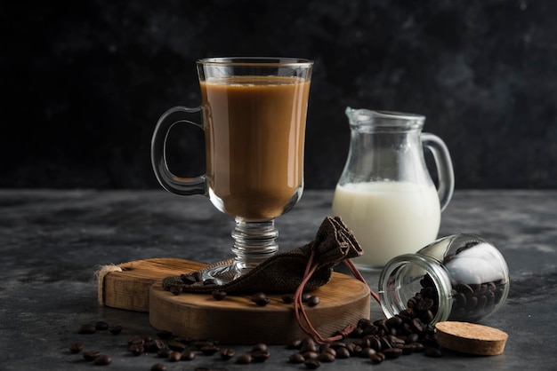 Fond sombre de grains de café sur bois