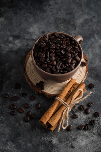 Fond sombre de grains de café sur bois