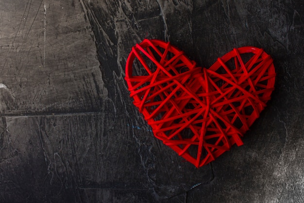 Fond sombre de la Saint-Valentin avec un coeur rouge.