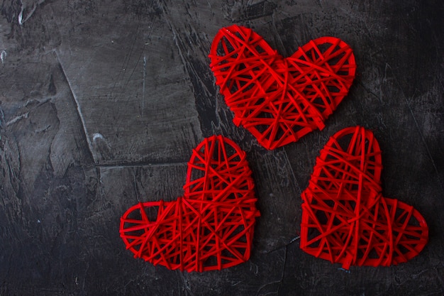 Fond sombre de la Saint-Valentin avec des coeurs rouges.