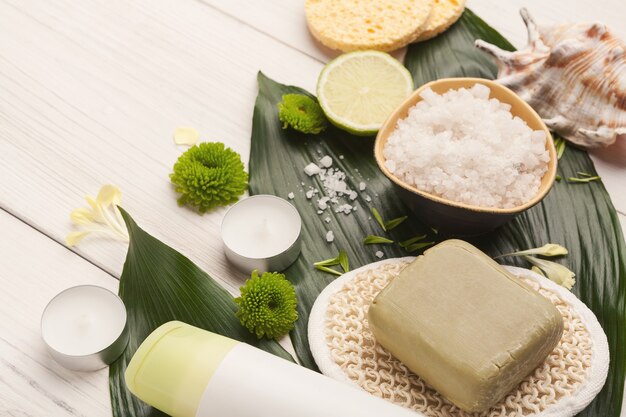 Fond de spa de beauté. Divers produits cosmétiques sur bois blanc. Sel de mer, savon d'olive naturel, baume et bougies. Concept de détente et de soins de la peau