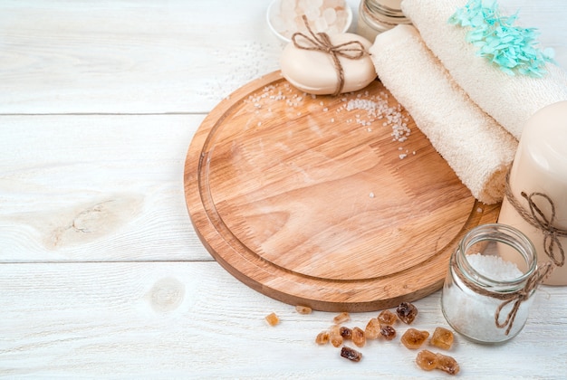 Fond de spa doux avec des produits de soins sur un fond en bois blanc. Vue de côté. Le concept d'une peau saine.