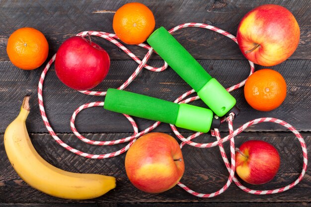 Fond de sport avec corde à sauter et fruits